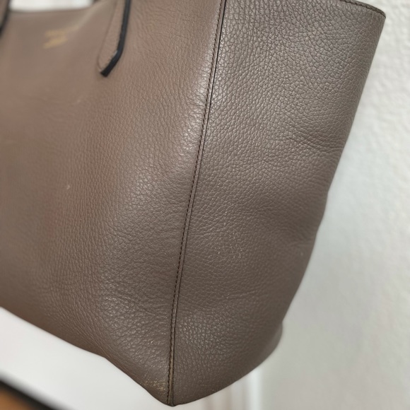 Gucci Medium Leather Swing Tote - Picture 10 of 16